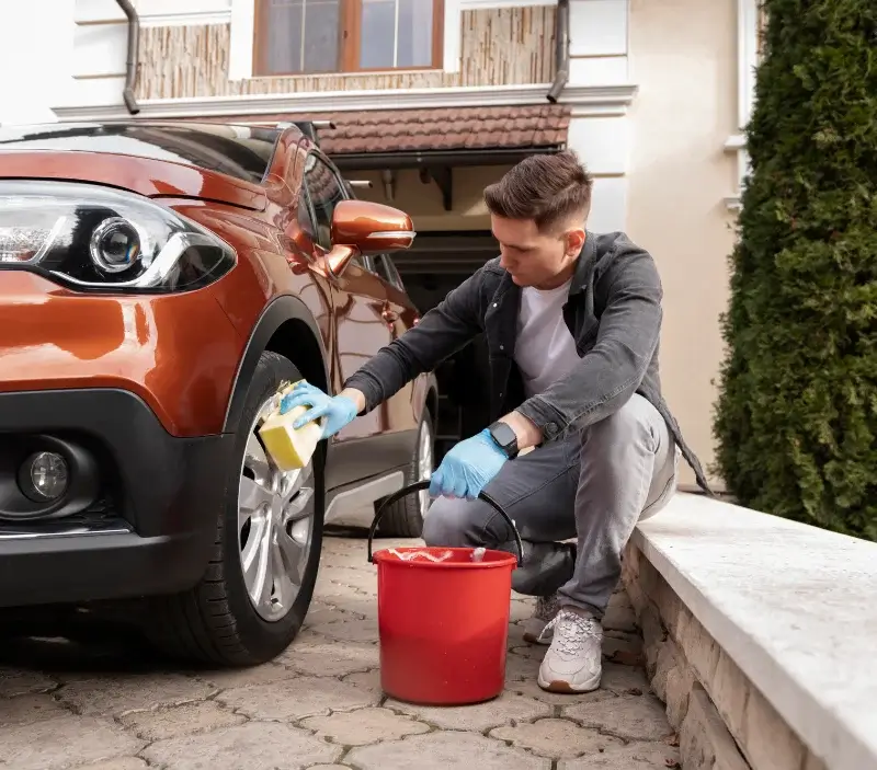 Lavage auto à domicile Coulgens : professionnel intervenant sur un véhicule